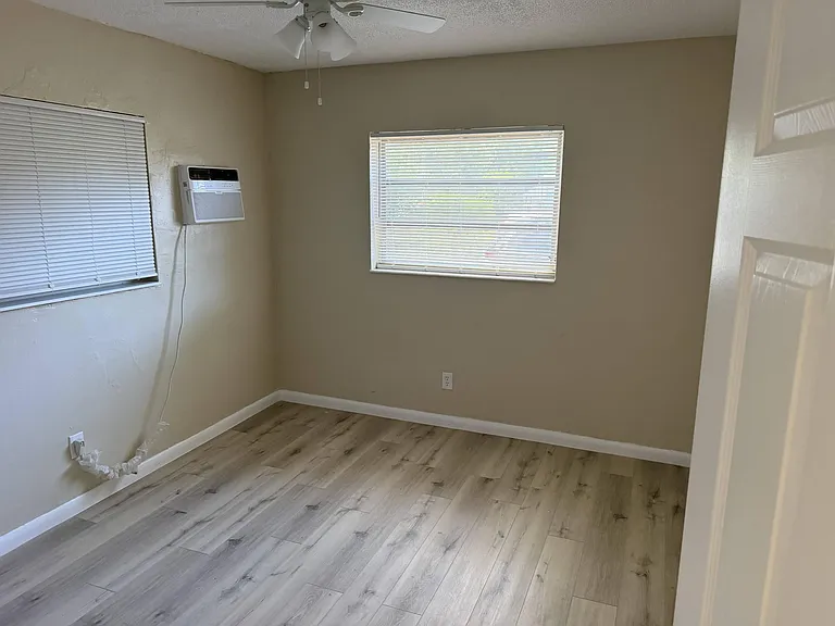 1004 NW 2nd St #1 — Photo 8