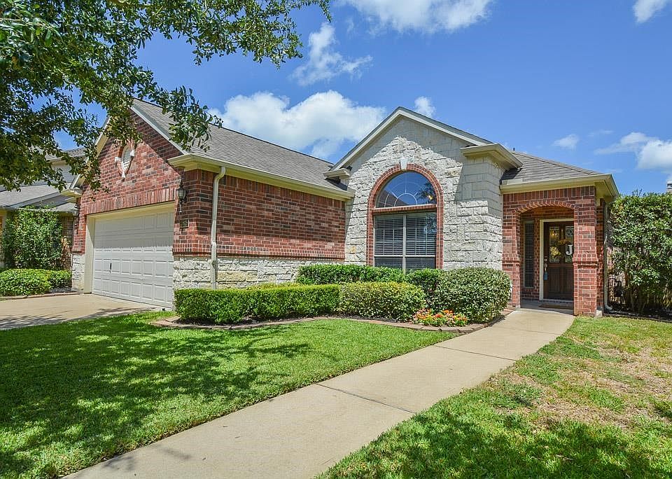 Ahhh go ahead fall in love with this wonderful house located in the heart of Seven Meadows.