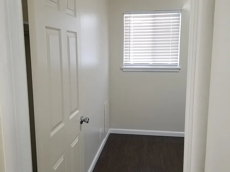 515 Warwick Dr — Photo 23