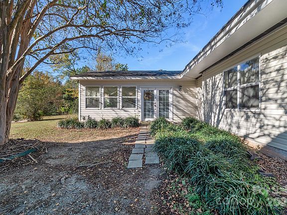 2nd image of 1115 Jamestowne Dr