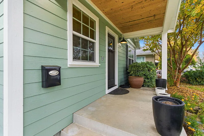 2 bed, 1.0 bath, 1045 sqft, $3,400 — Photo 3