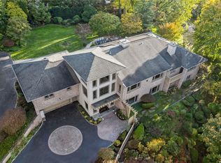 8 Lake Rd, Great Neck, NY 11020