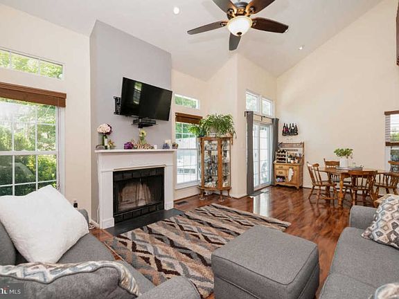 4th image of 913 Windwhisper Ln