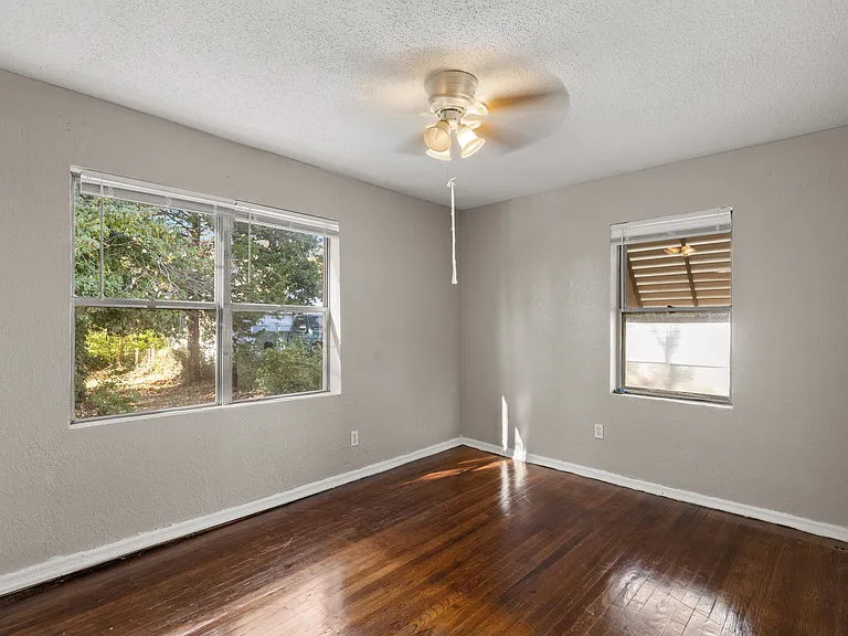 323 Ames Pl — Photo 13