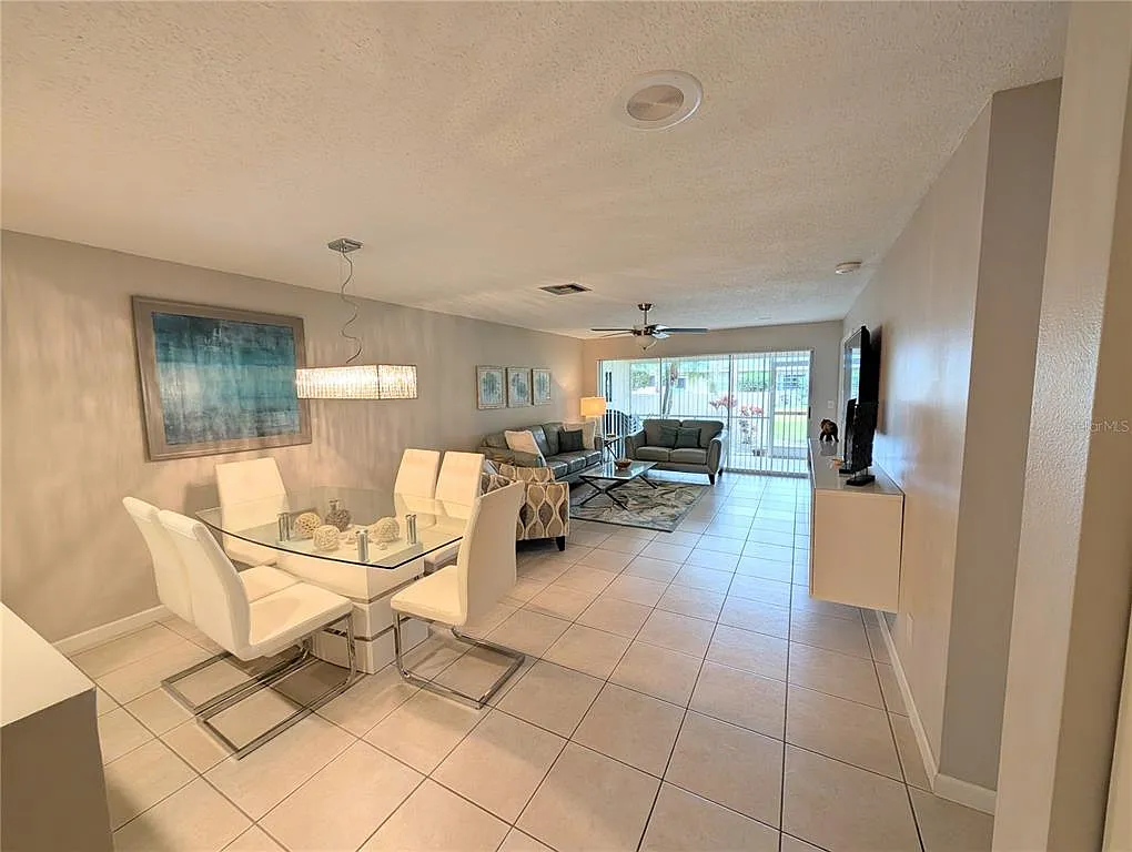2 bed, 2.0 bath, 1118 sqft, $4,300 — Photo 3