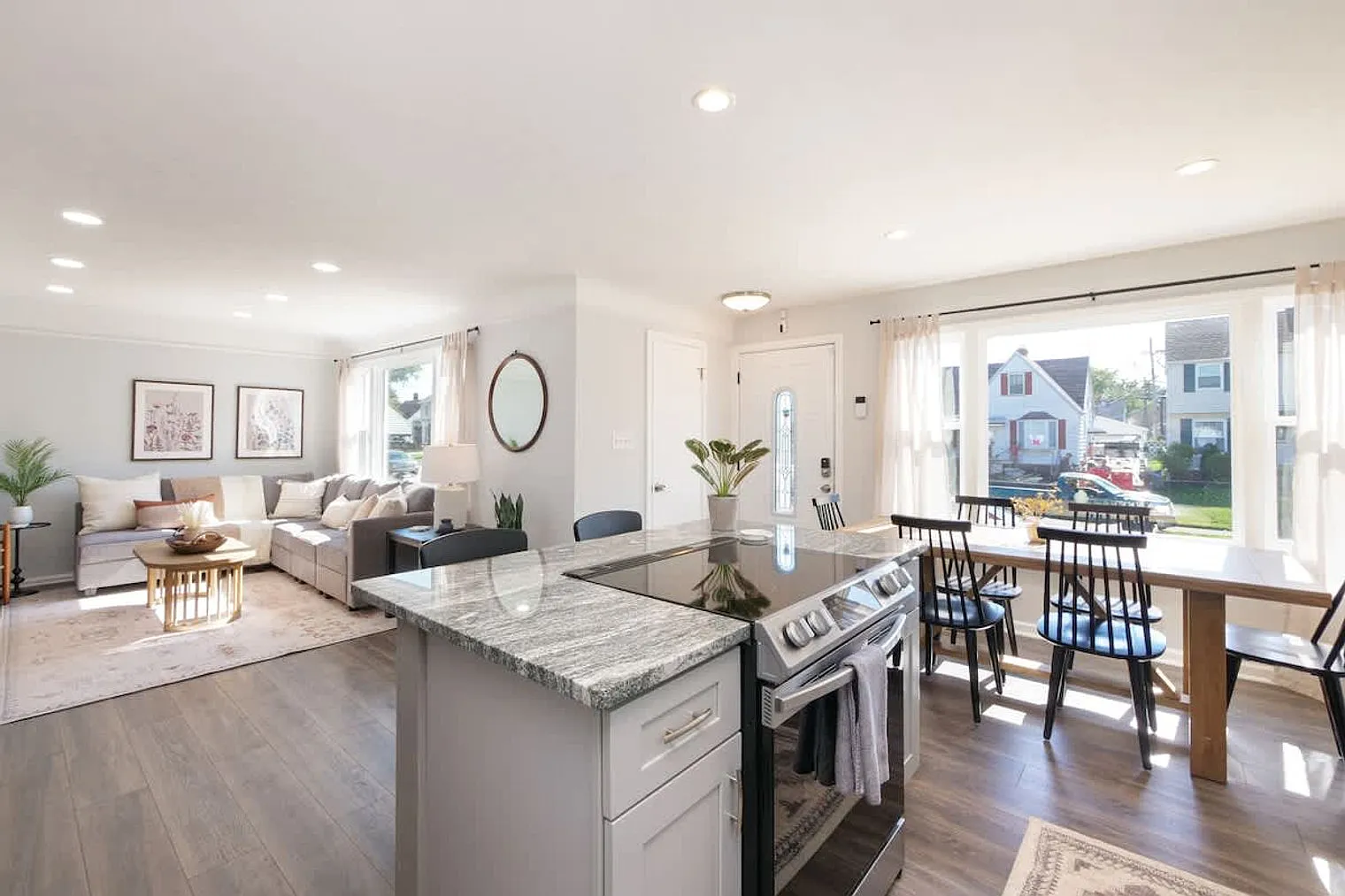 4 bed, 1.0 bath, 1237 sqft, $3,506 — Photo 2