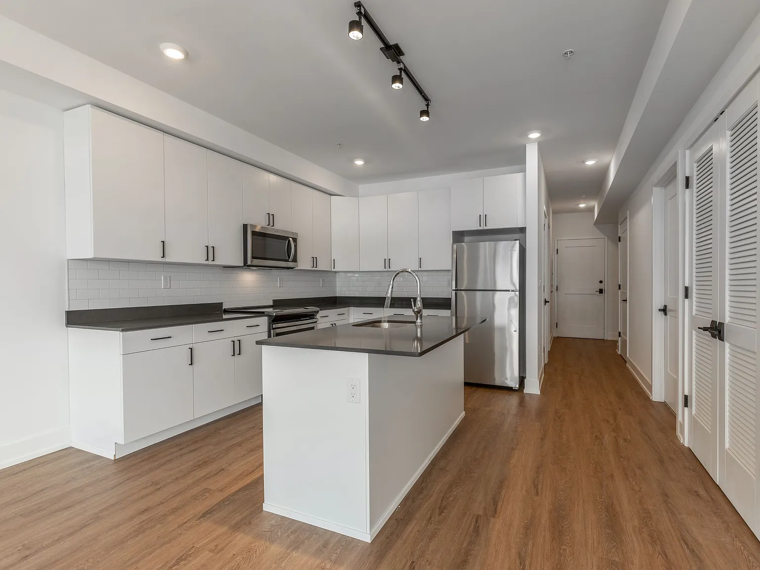 2 bed, 940 sqft, $2,035 — Photo 4
