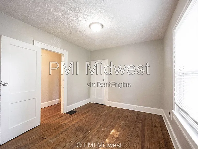 411 W 40th St — Photo 20