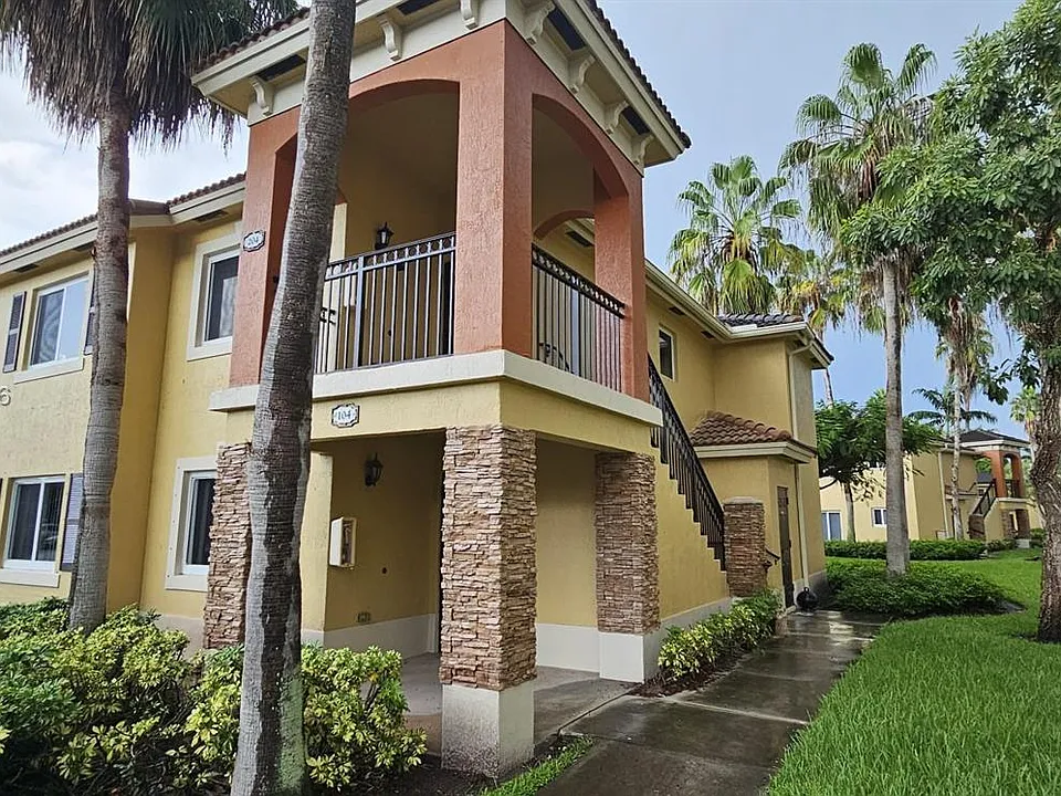 935 NE 33rd Ter #204