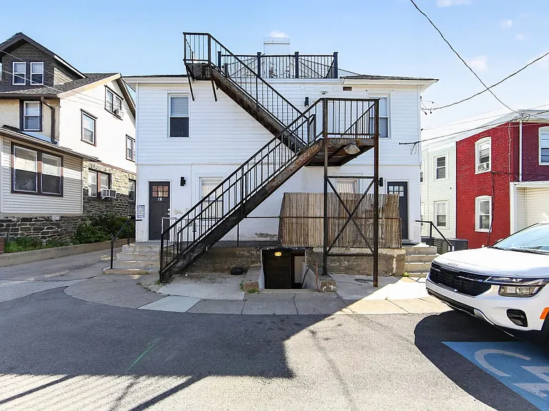 324-326 Darby Rd — Photo 16