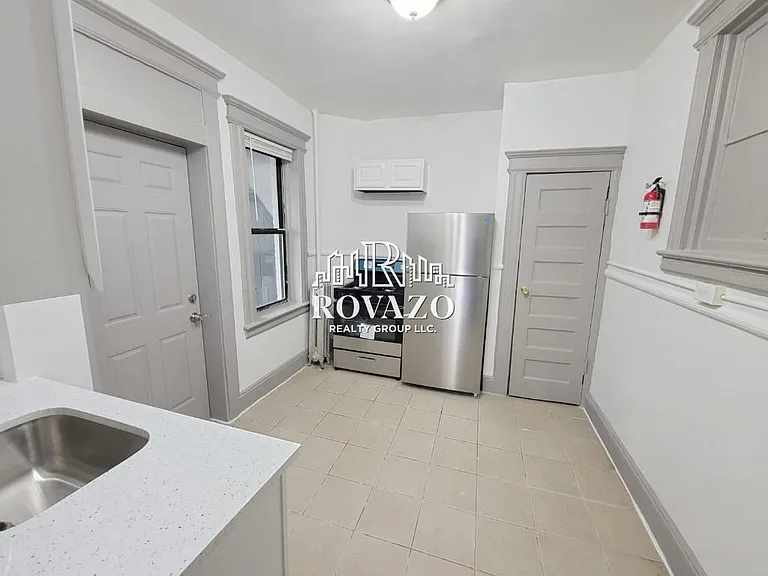 66-67 N Grove St #6 — Photo 2