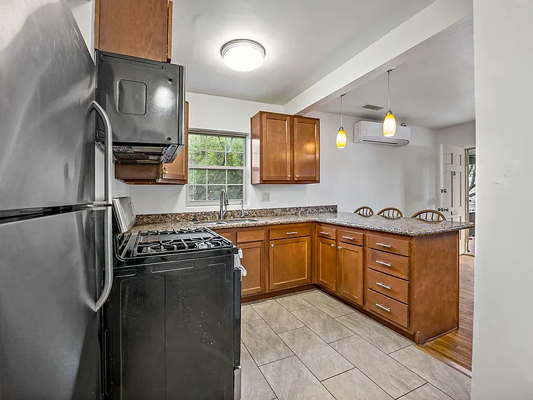 1121 E 9th St #1 — Photo 7