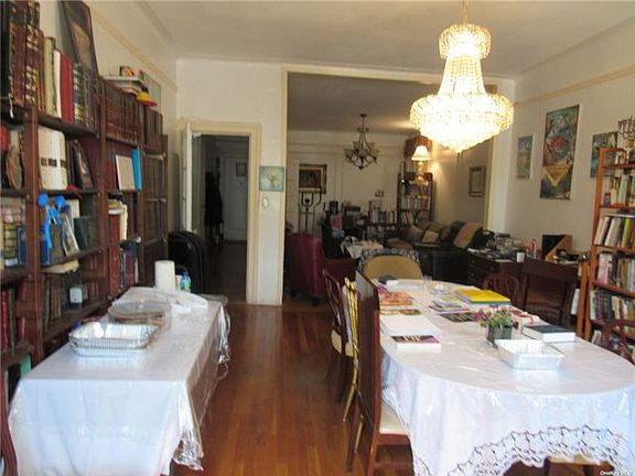 3rd image of 11525 Metropolitan Ave