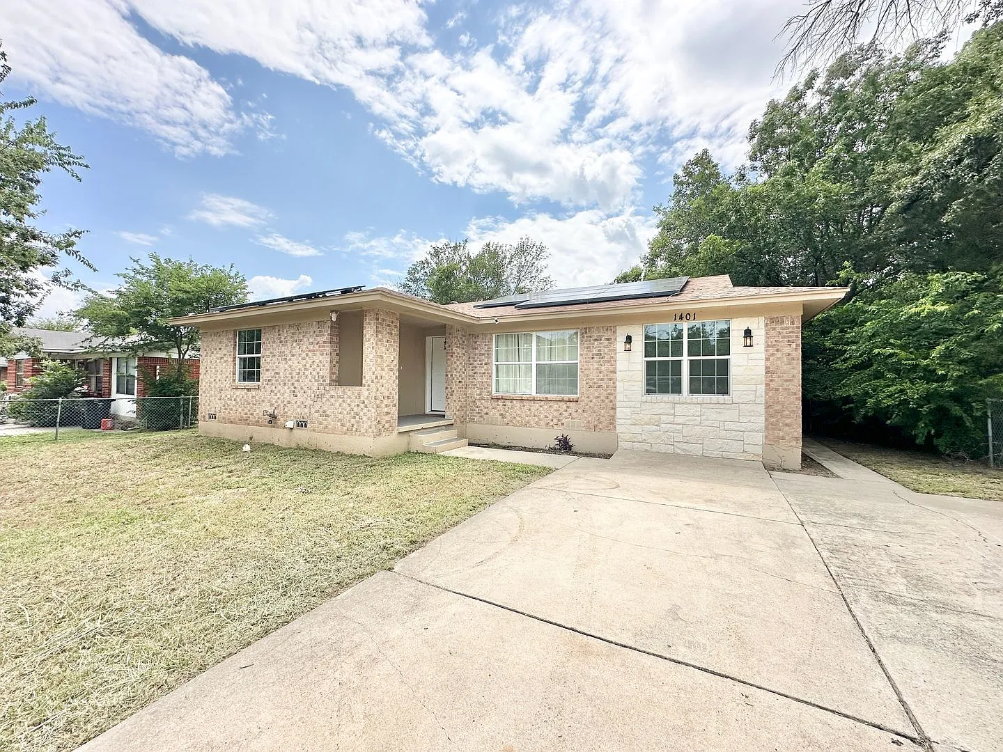 1401 Connell Dr — Photo 2