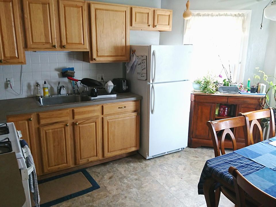 Sunny eat in kitchen w/ gas cooking