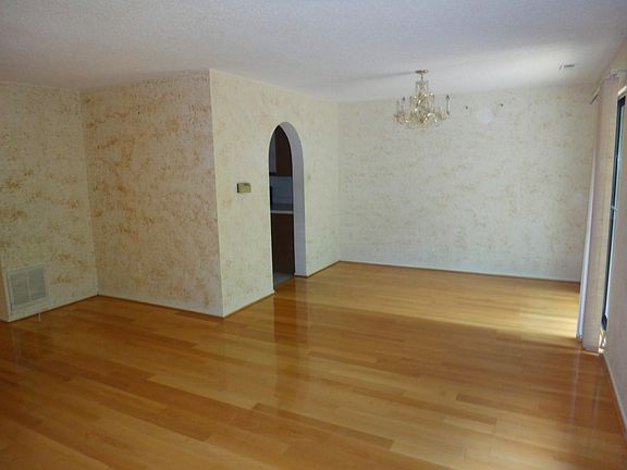 2nd image of 261 Hampshire Dr #261