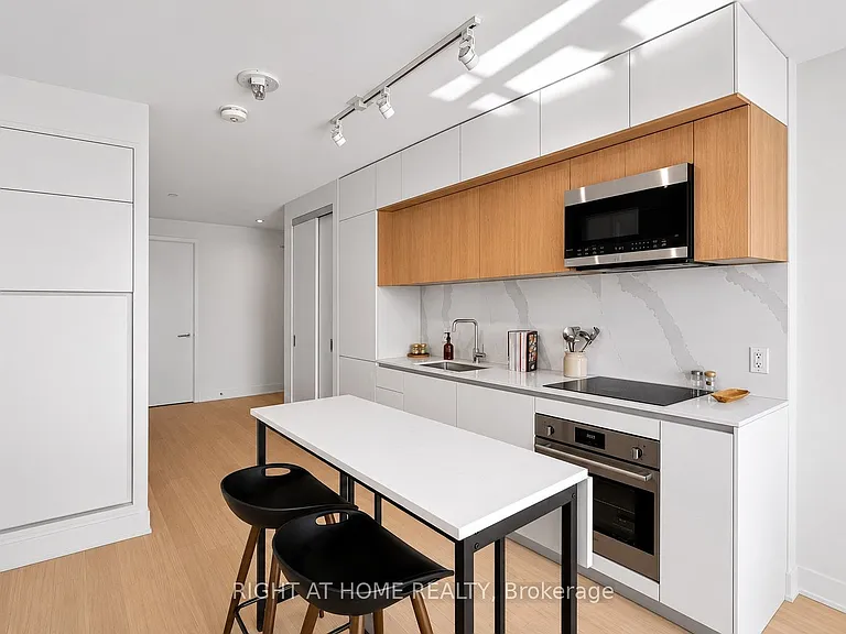 322 Dupont St #806 — Photo 10