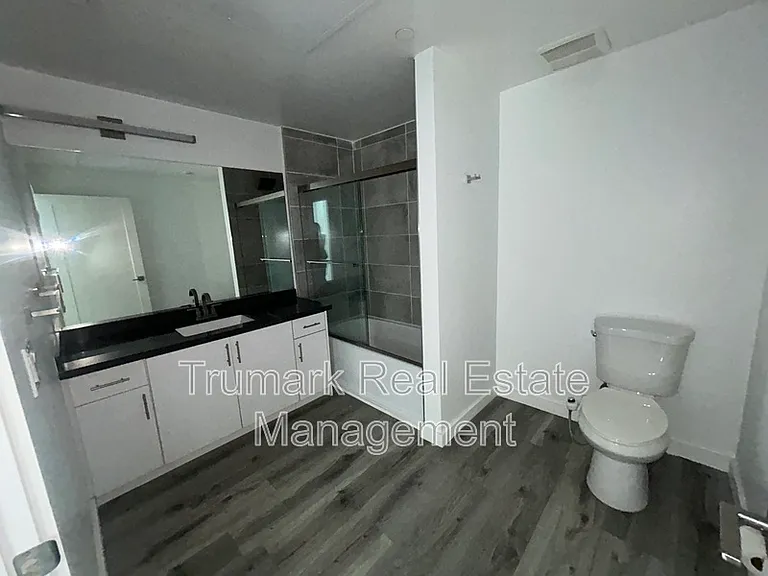 11408 Sarah St #205 — Photo 7
