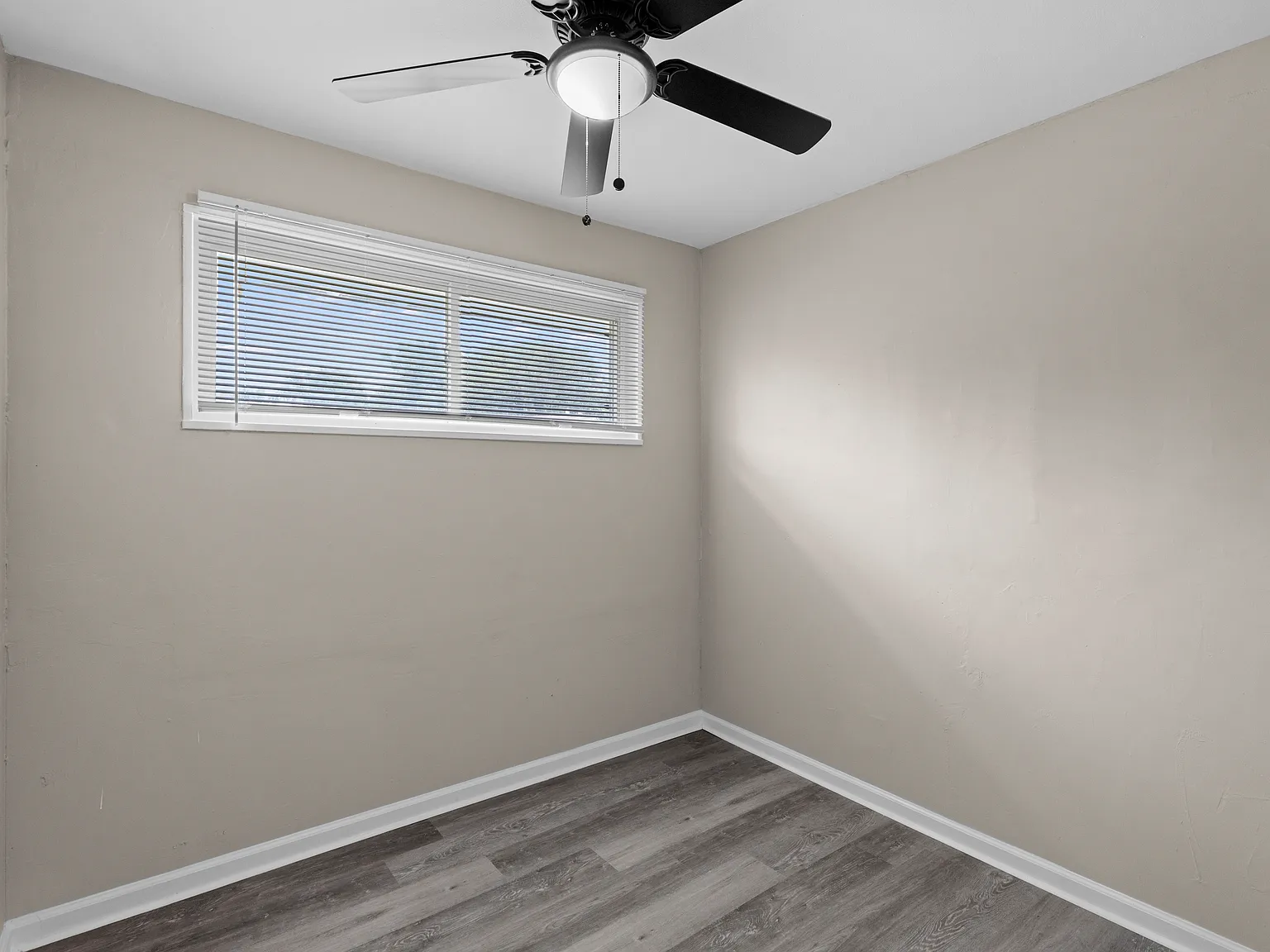 5677 Parchester Dr. St. Louis, MO 63121 — Photo 2