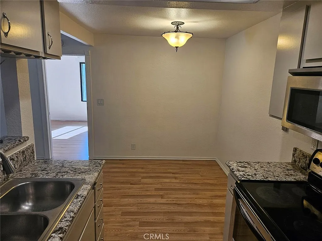 1 bed, 565 sqft, $2,200 — Photo 4