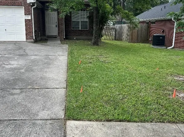 202 Canterbury Dr, Conroe, TX 77303