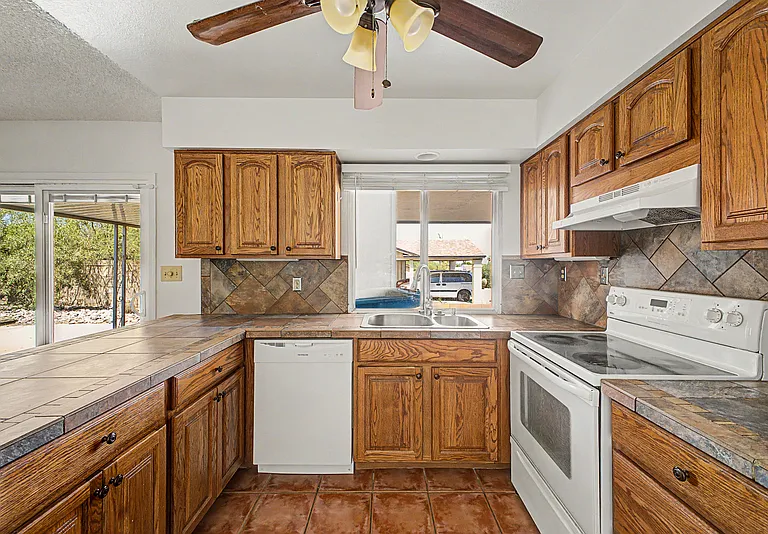 2822 E Willow Ave — Photo 3