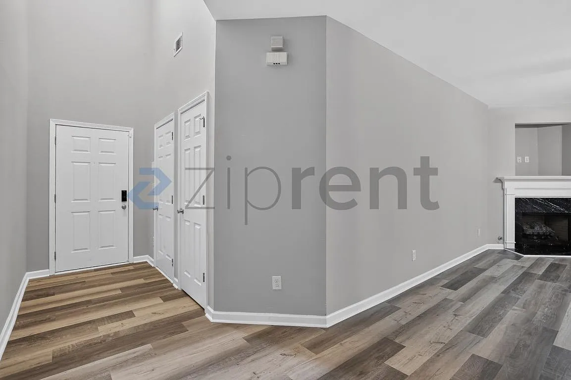 3 bed, 2.5 bath, 2200 sqft, $2,300 — Photo 3