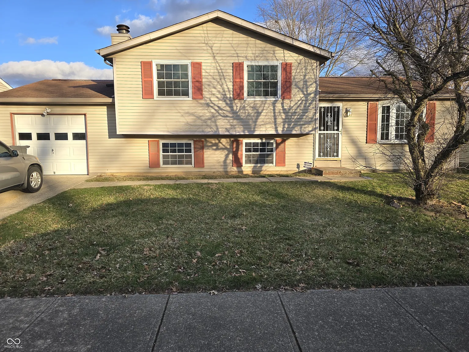 921 Waring Dr E photo 1
