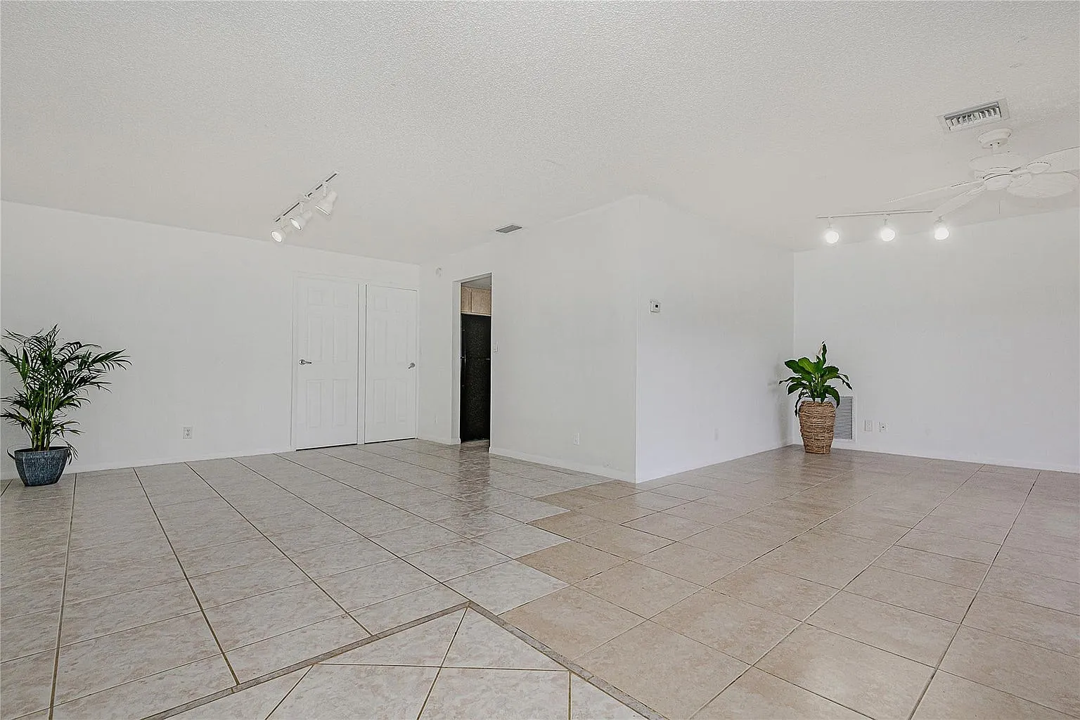 4 bed, 1710 sqft, $3,300 — Photo 2