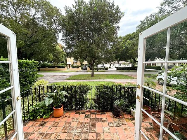 2504 Alhambra Cir — Photo 2