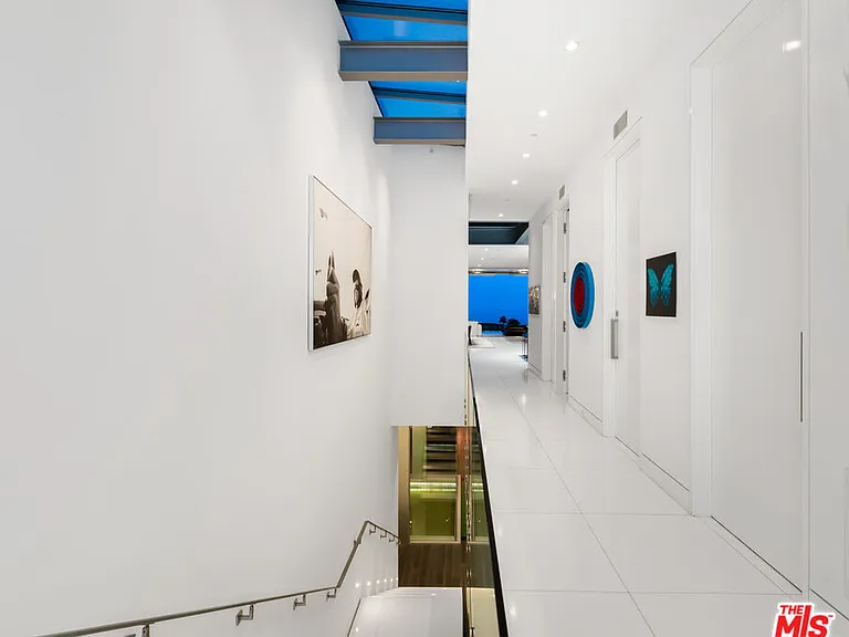 1814 N Doheny Dr — Photo 35