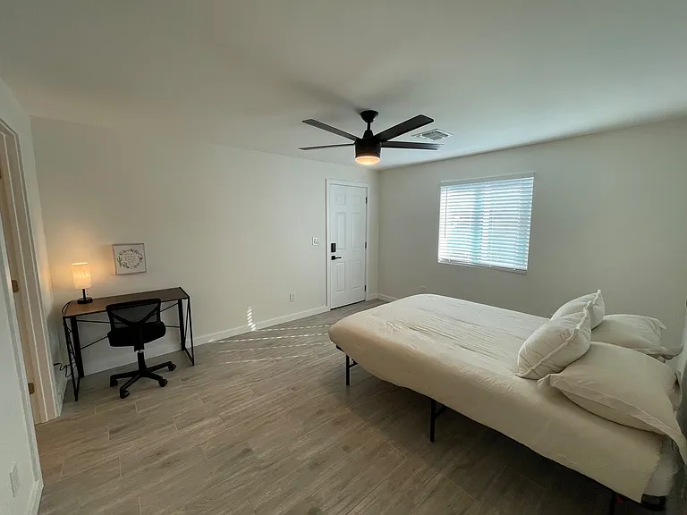 Oversized room with Queen Bed