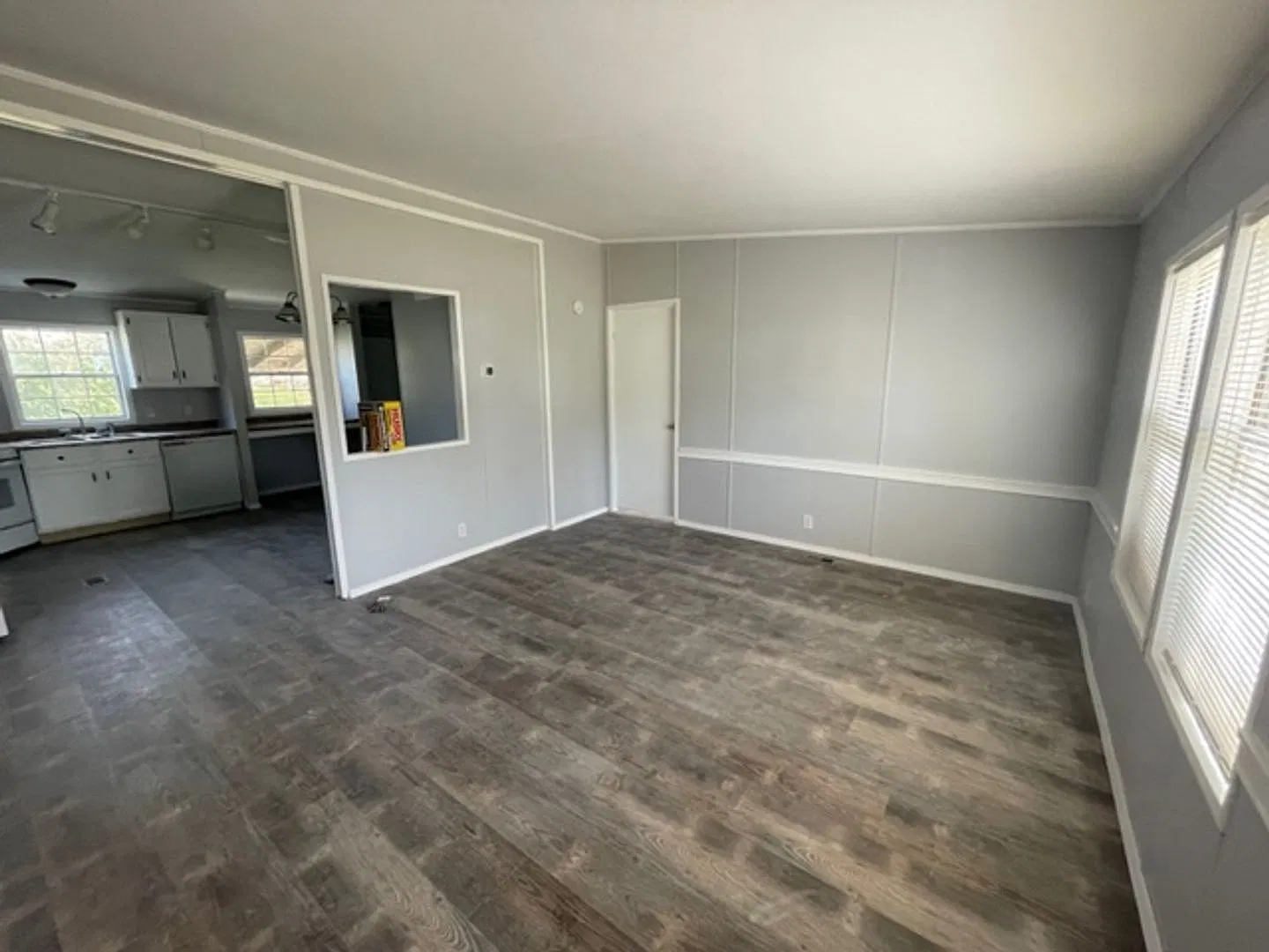 Updated 3 Bedroom, 2 Bathroom House — Photo 2