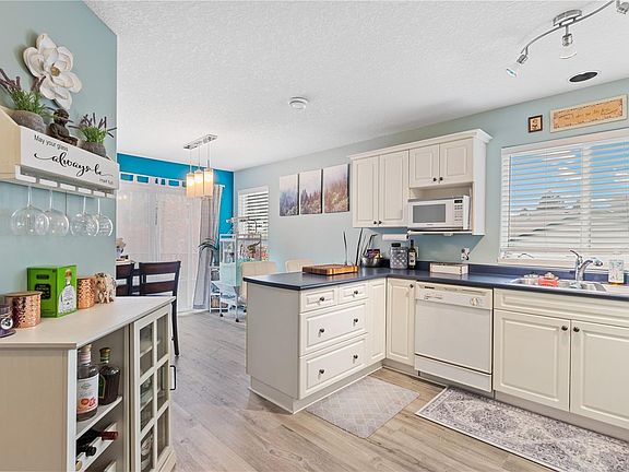 2nd image of 4895 Fairbrook Cres