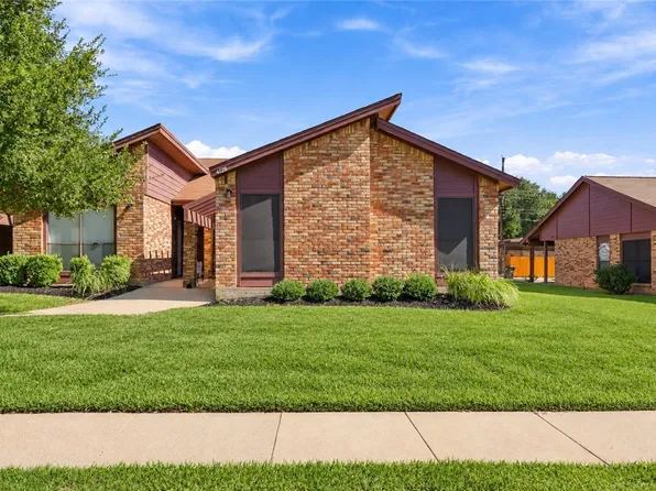 4128 Woodcrest Dr, Bryan, TX 77802