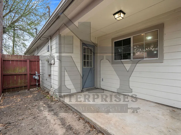 815 Cravens St #C — Photo 52