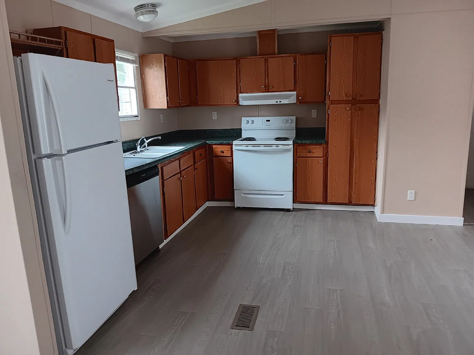 Studio, 1152 sqft, $1,250 — Photo 2