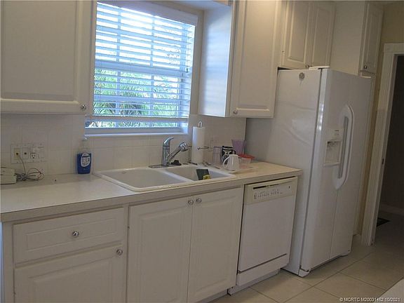 4th image of 8445 SE Retreat Dr