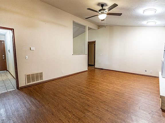 4th image of 132 Hickory Hill St