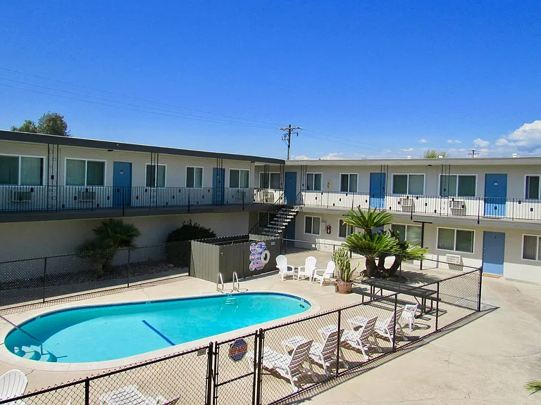 454 N Fig St — Photo 3