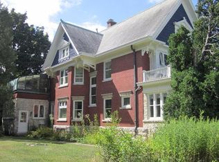 W61N469 Washington Ave, Cedarburg, WI 53012