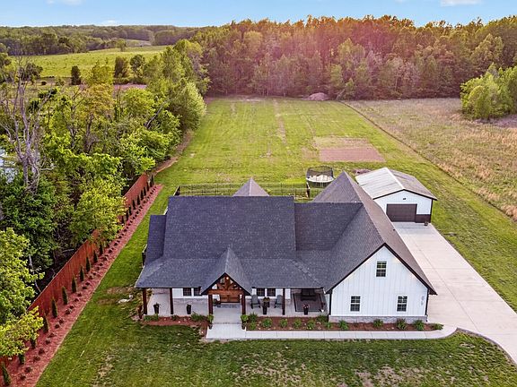 3rd image of 879 Mount Vernon Rd