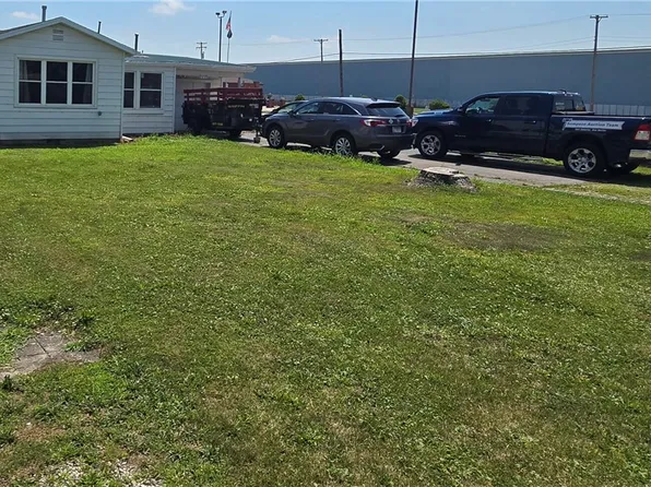 1821 Essex Ave, Mattoon, IL 61938