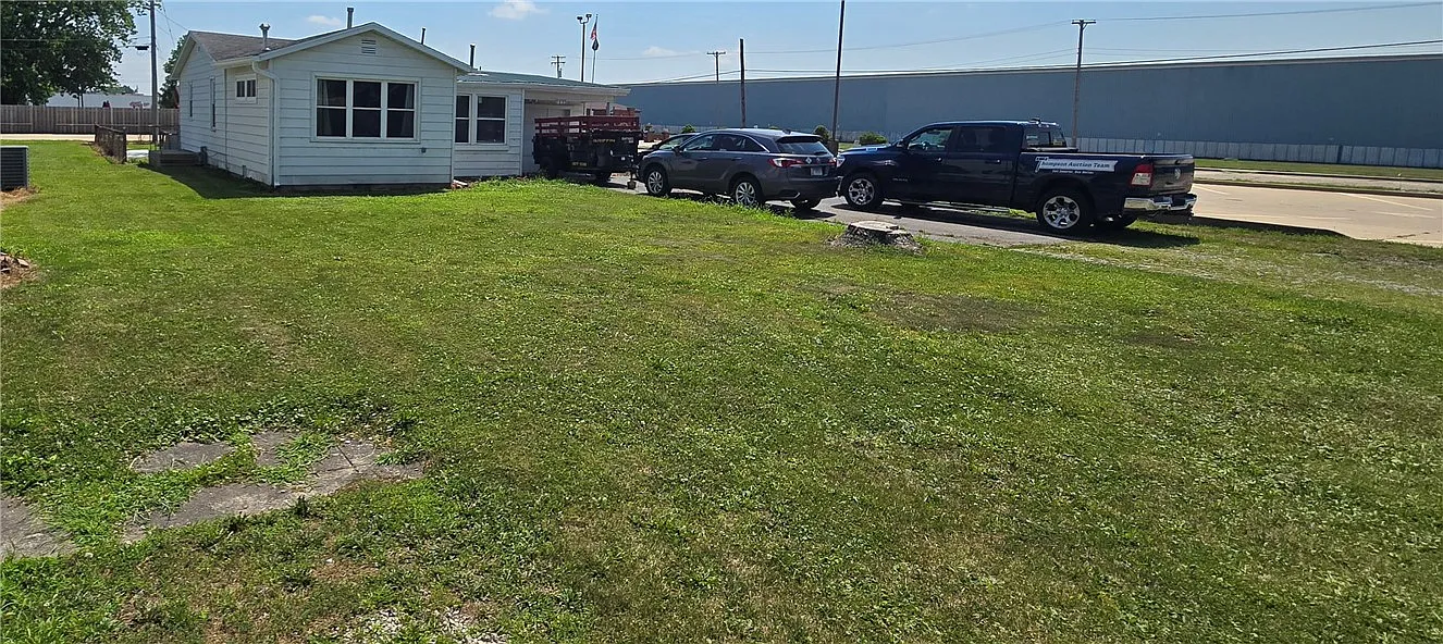 1821 Essex Ave photo 1