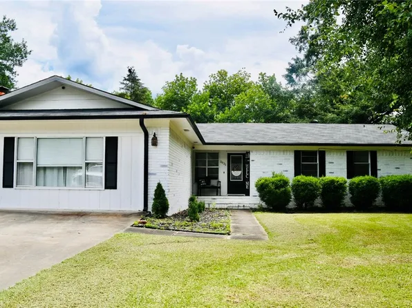 2921 Honeysuckle Ln, Russellville, AR 72801