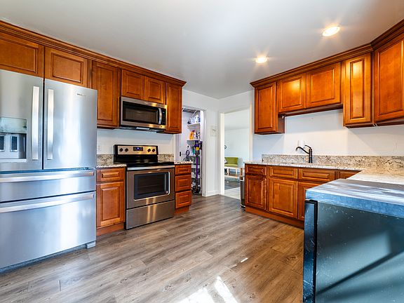 5th image of 805 Oswego St