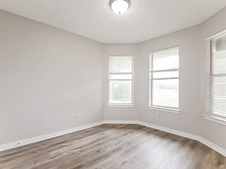 1311 Mallard Dr — Photo 12