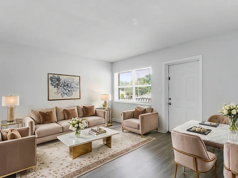 318 E Dakin Ave #8 — Photo 4