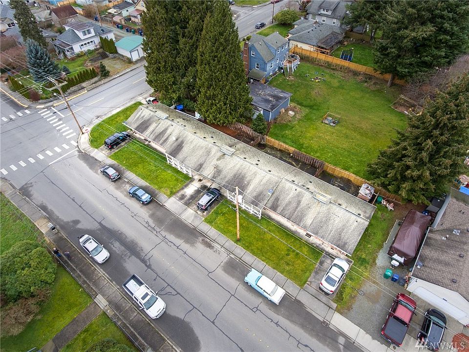 Corner lot, nice wide streets, sidewalks, lots of parks, schools and walking trails nearby. 
