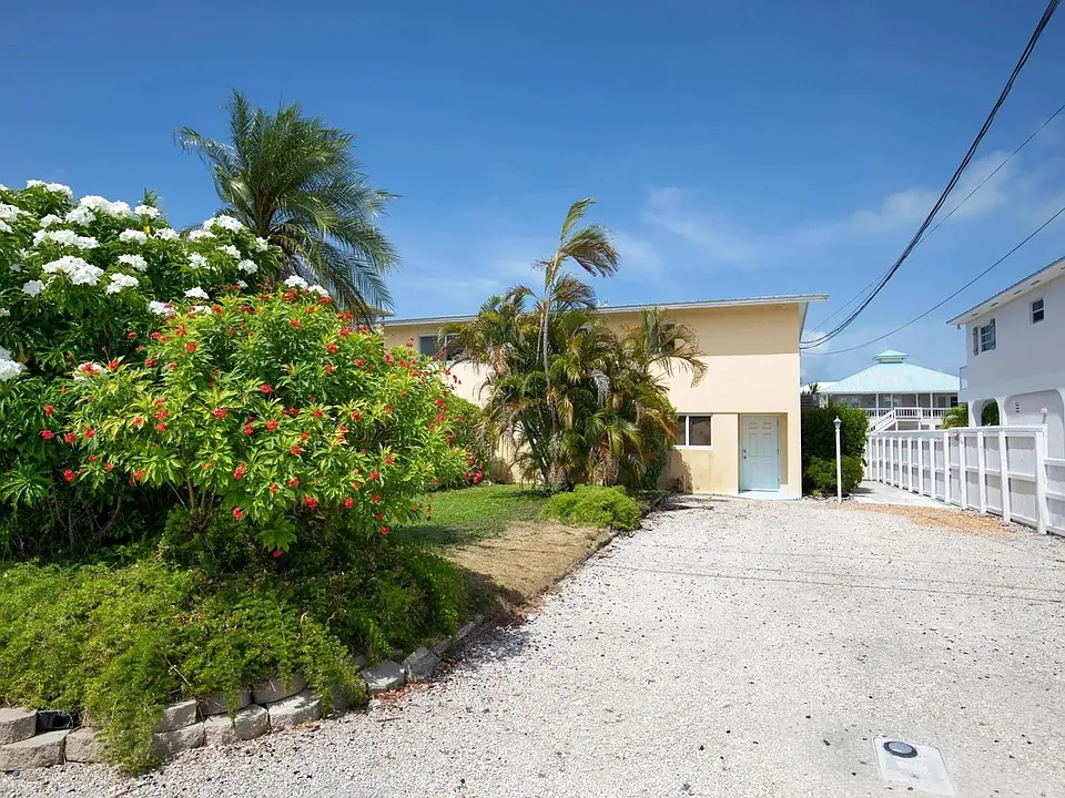 594 W Shore Dr